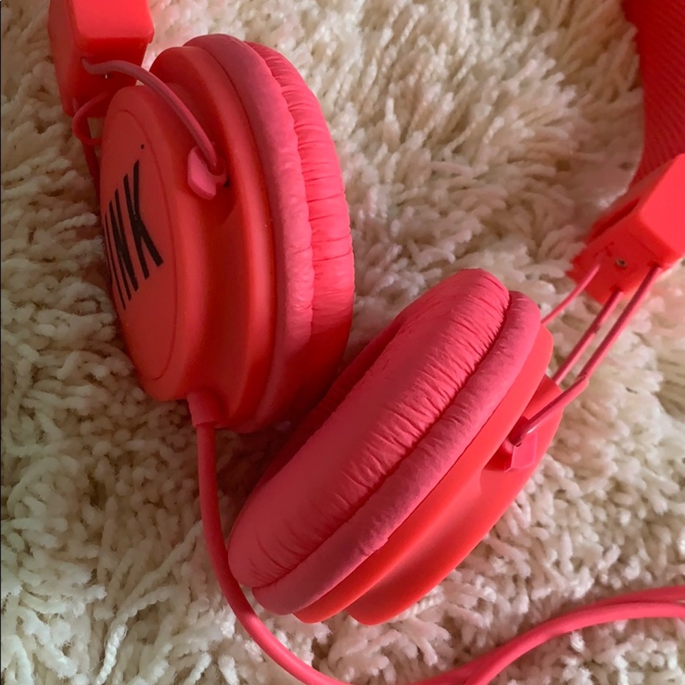 PINK VS HEADPHONES - Picture 4 of 5